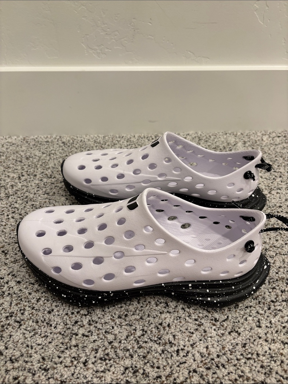 Kane women’s shoe, size 8, white with black speckle.  Never worn - Picture 4 of 5